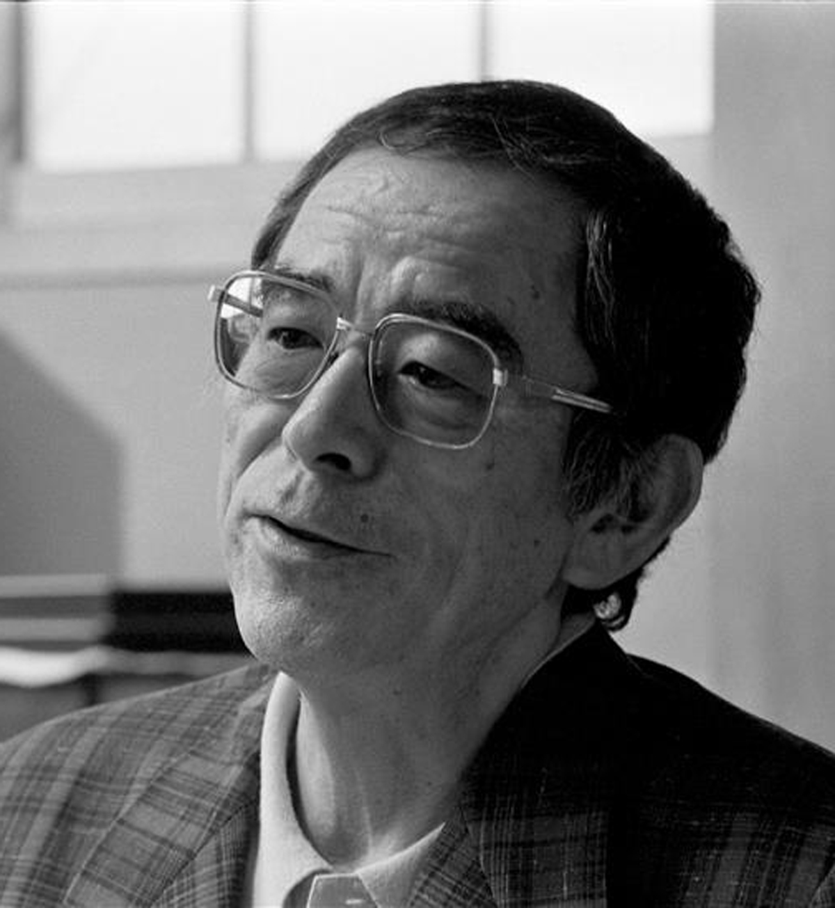 野坂昭如(1930~2015)神奈川県生れ。小説家。占領下の世相に取材した「アメリカひじき」、戦争体験を描いた「火垂るの墓」で直木賞を受賞。